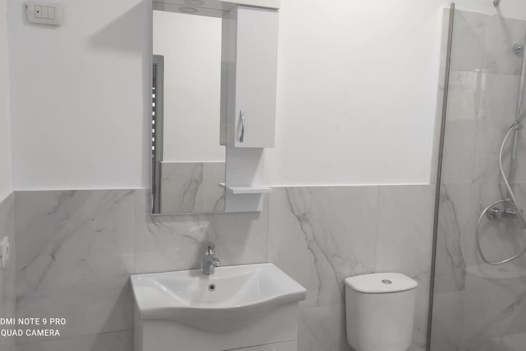 Villa Besnik, Rooms For Rent Vlorë Exteriér fotografie